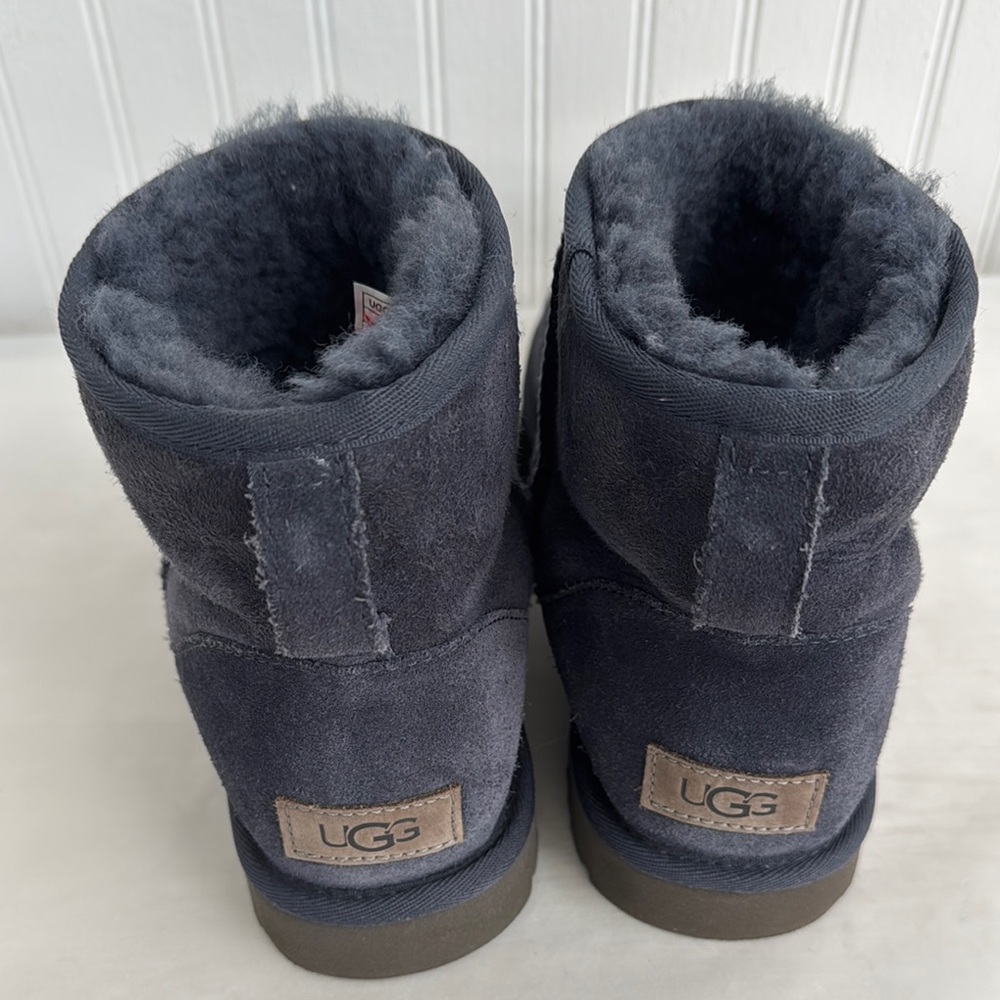 UGG CLASSIC MINI ll BOOTS EVE BLUE
EXCELLENT CONDITION SIZE 9 - Picture 7 of 11